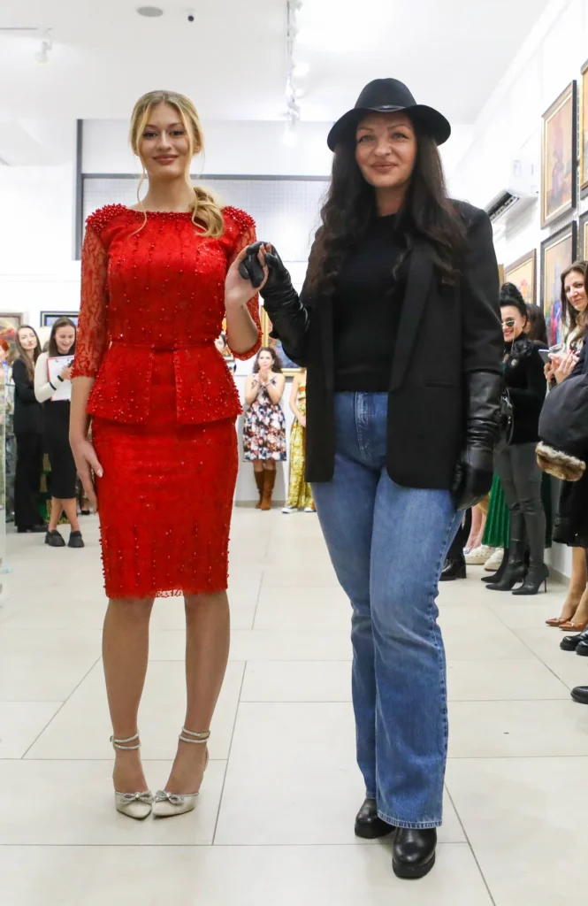 Поля Кинова заедно с Виктория Югова, облечена в тоалет на модна къща Paloma Fashion.
Фото: Академия за мода / Петър Станев
