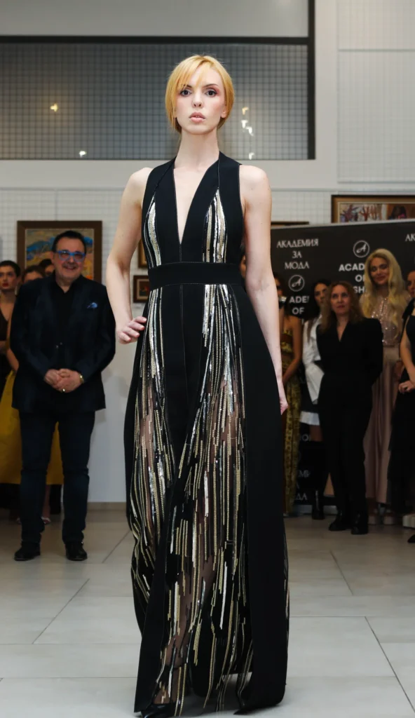 Кристина Несторова, облечена в тоалет на NF Maison De Couture с дизайнер Николета Фархат.
Фото: Академия за мода / Петър Станев
