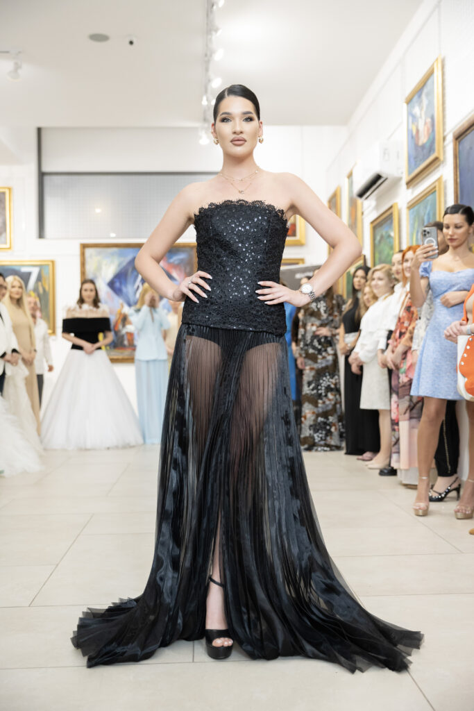 Александра Кръстева в тоалет на Ивет Бианки.
Фото: Академия за мода / Петър Станев