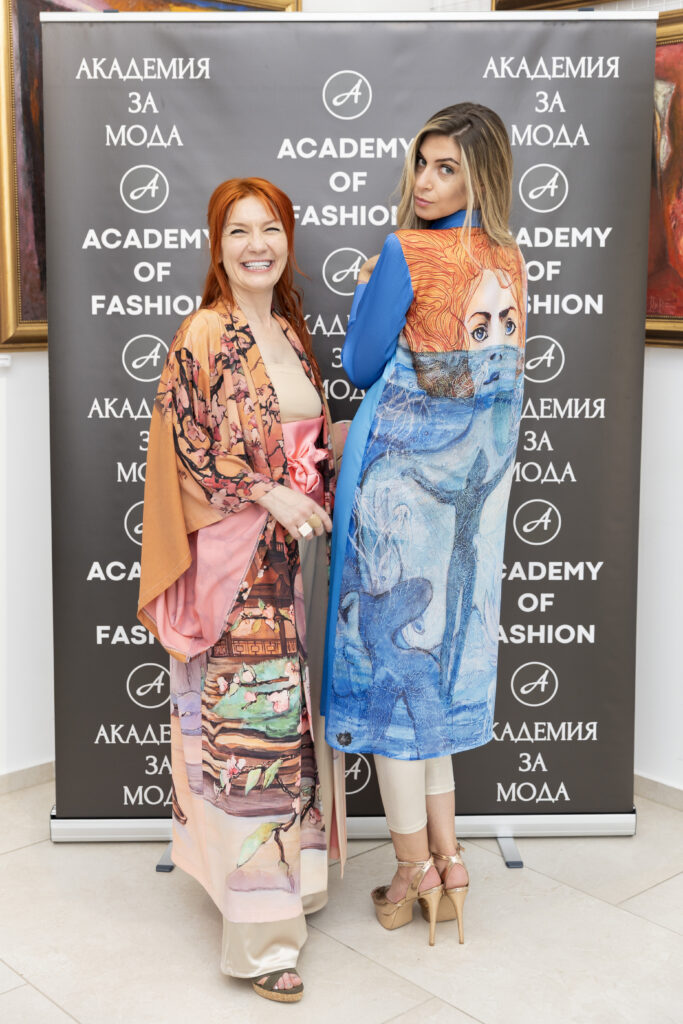 Лиляна Петрова – Лулу заедно с модела Камелия Димитрова в неин тоалет.
Фото: Академия за мода / Петър Станев