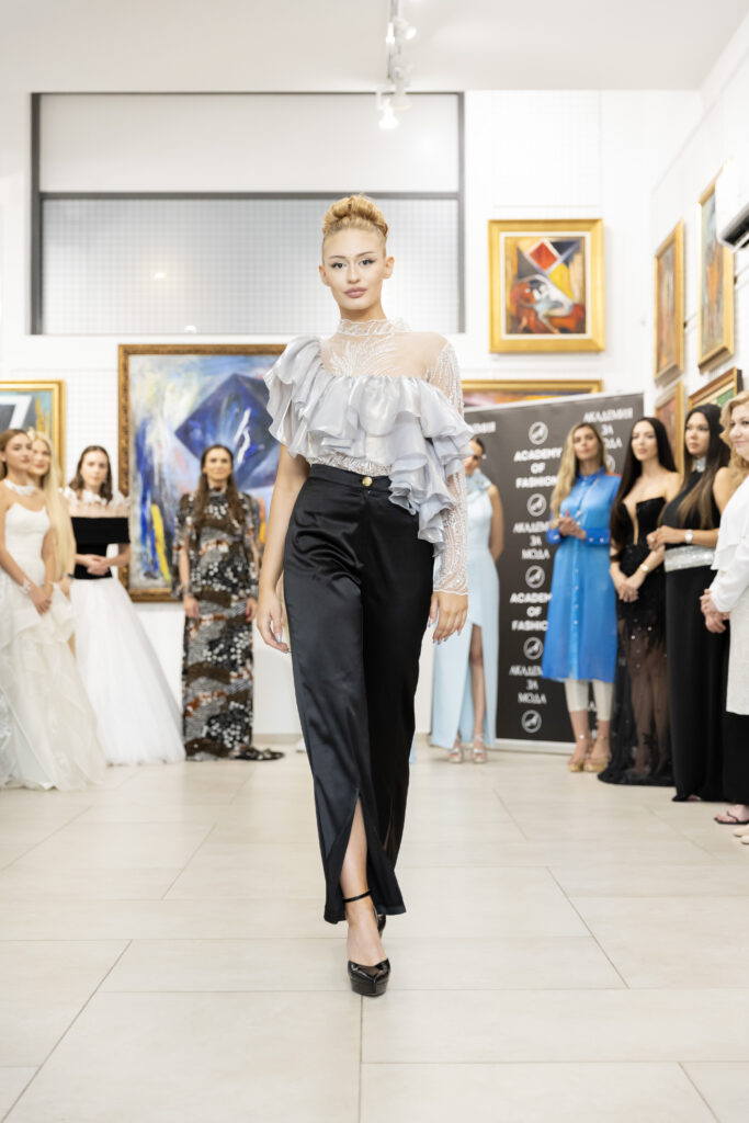 Виктория Югова в тоалет на Боряна Колева.
Фото: Академия за мода / Петър Станев