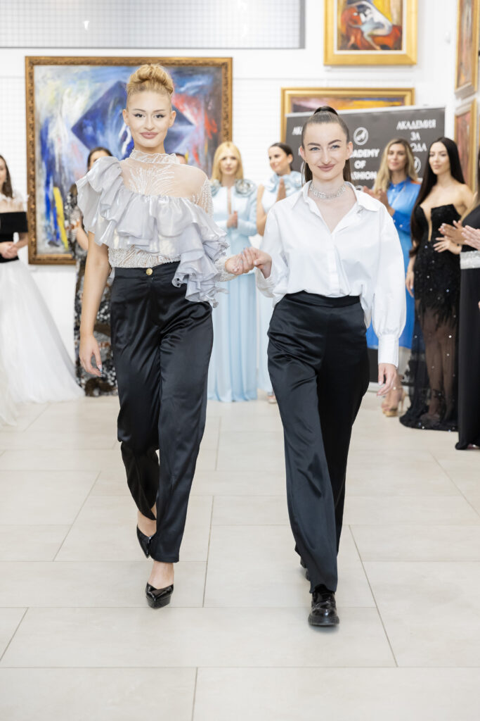 Боряна Колева заедно с модела Виктория Югова в неин тоалет.
Фото: Академия за мода / Петър Станев