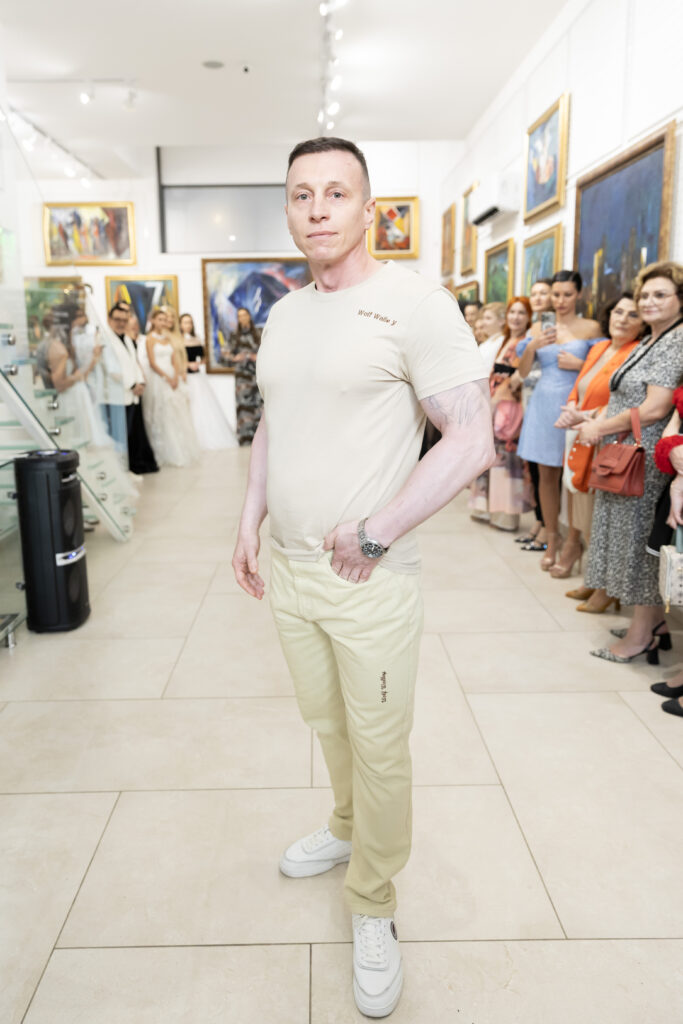 Антон Филипов в тоалет на Милена Петрова.
Фото: Академия за мода / Петър Станев