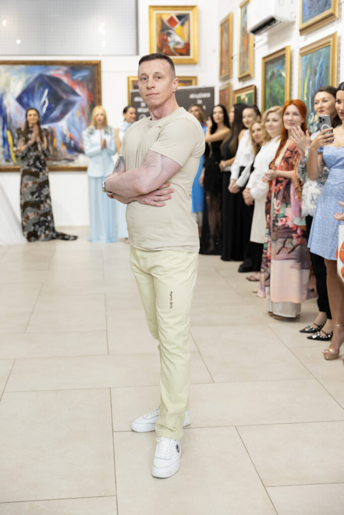 Антон Филипов в тоалет на Милена Петрова.
Фото: Академия за мода / Петър Станев