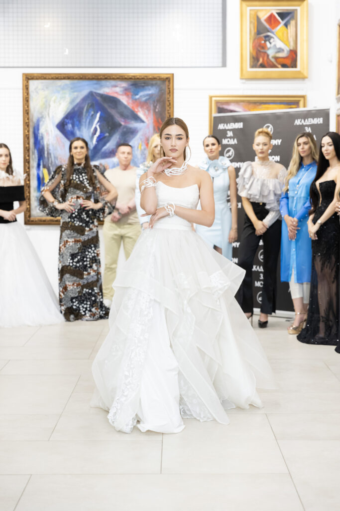 Илияна Борисова с бижута на Наталия Йолова.
Фото: Академия за мода / Петър Станев