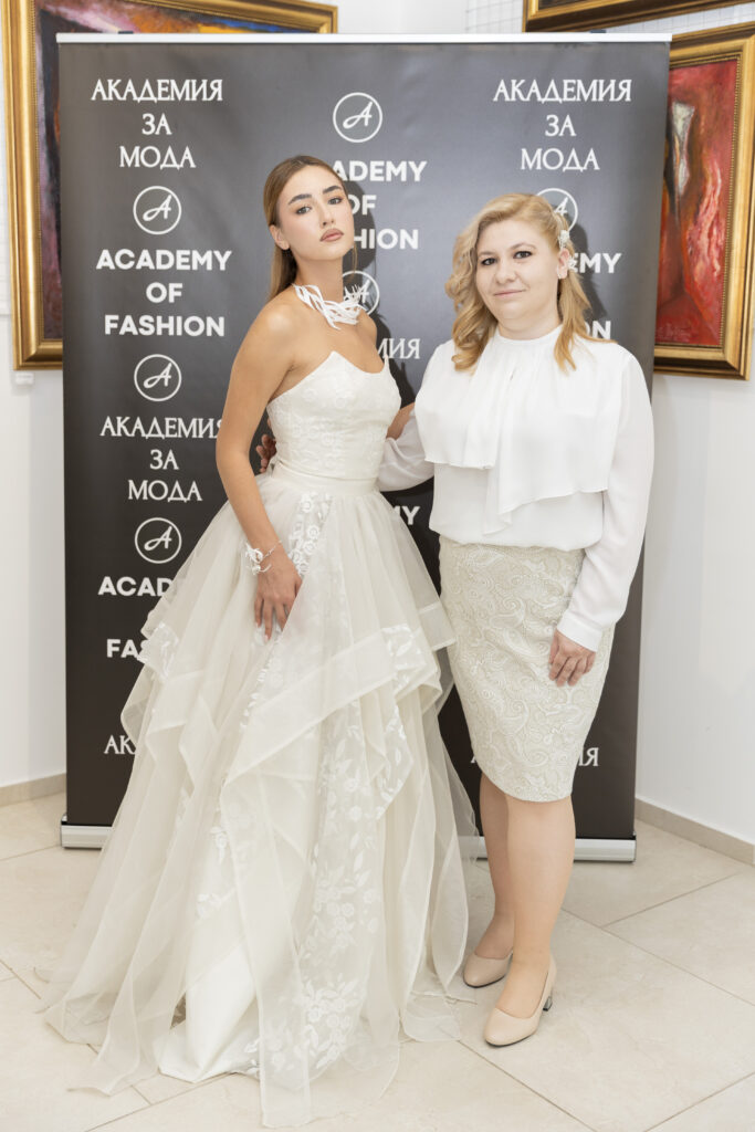 Наталия Йолова заедно с модела Илияна Борисова с нейни бижута.
Фото: Академия за мода / Петър Станев