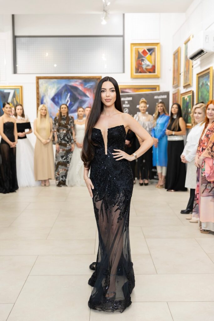 Жана Янева в тоалет на Стоян Радичев.
Фото: Академия за мода / Петър Станев