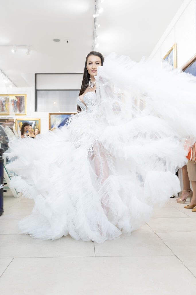 Водещата Гери Дончева Янков в тоалет на Стоян Радичев.
Фото: Академия за мода / Петър Станев