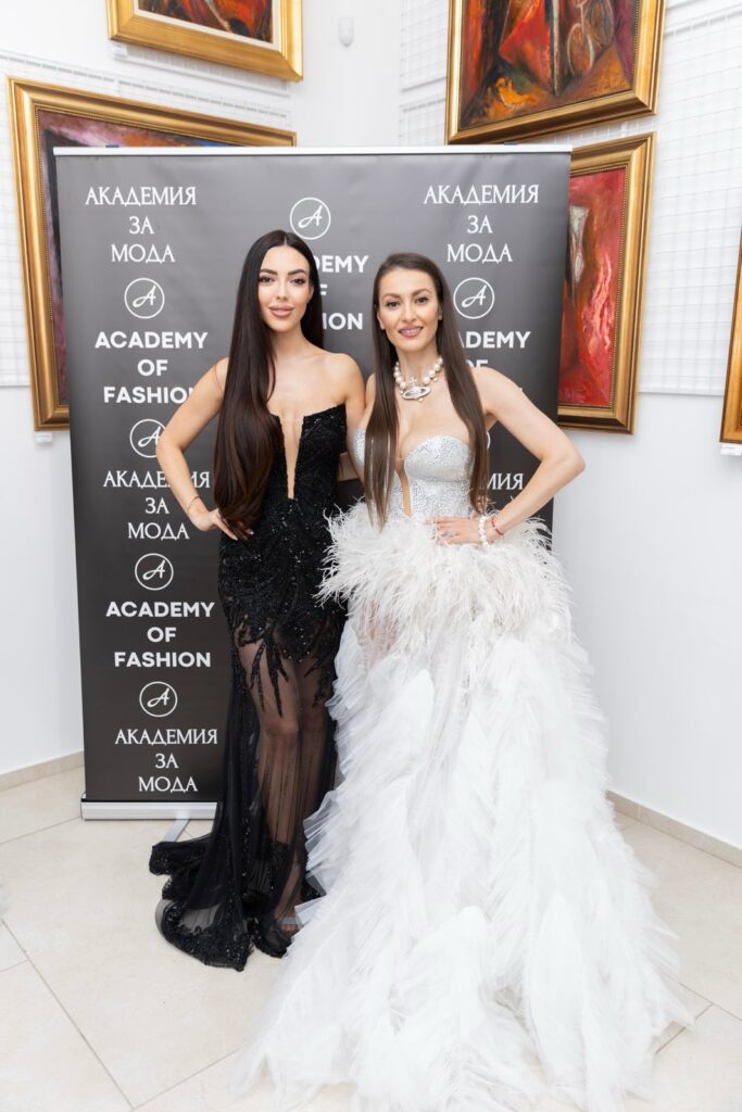 Жана Янева и Гери Дончева Янков в тоалети на Стоян Радичев.
Фото: Академия за мода / Петър Станев