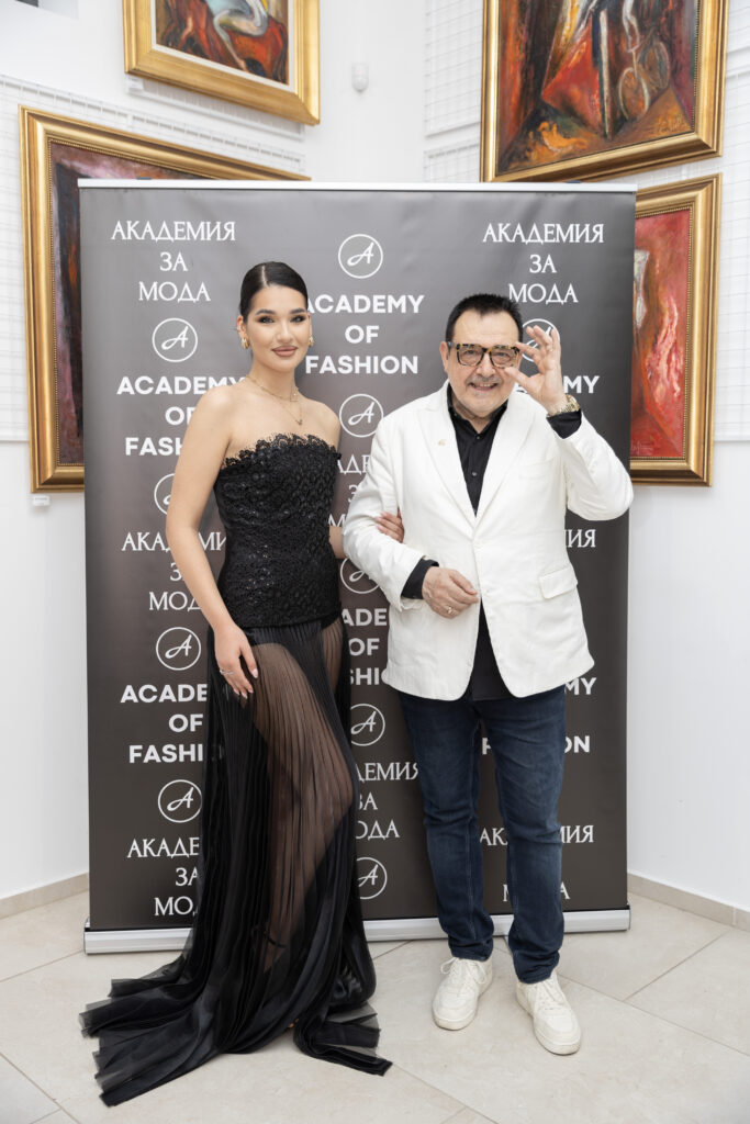 Александра Кръстева в тоалет на Ивет Бианки и проф. Любомир Стойков.
Фото: Академия за мода / Петър Станев