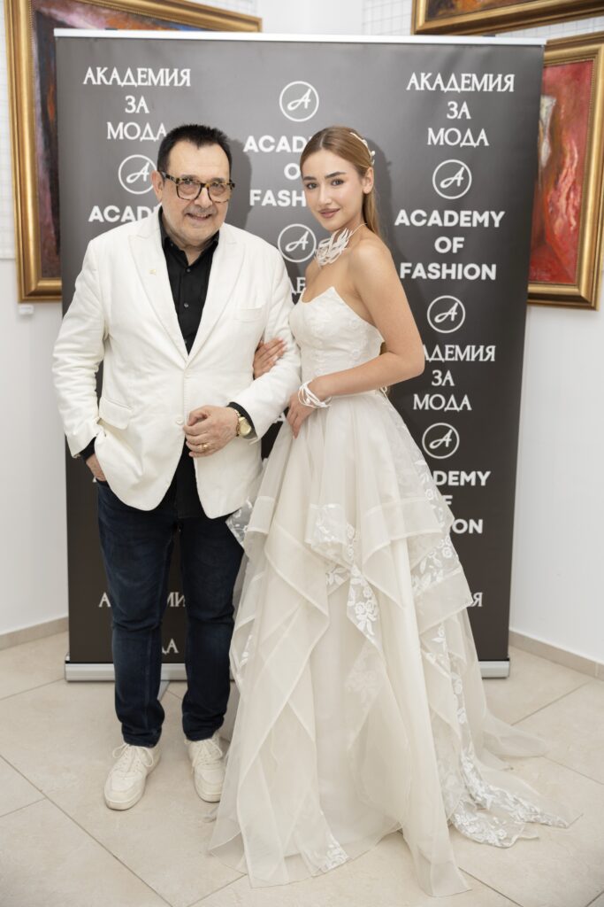 Проф. Любомир Стойков и Илияна Борисова с бижута на Наталия Йолова.
Фото: Академия за мода / Петър Станев