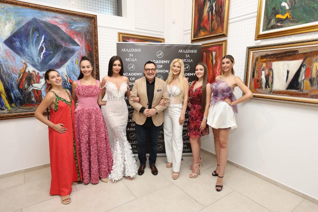 Проф. Любомир Стойков заедно с моделите, участвали във Вечерта на стила на тема „Лятото на любовта“.
Фото: Академия за мода / Петър Станев