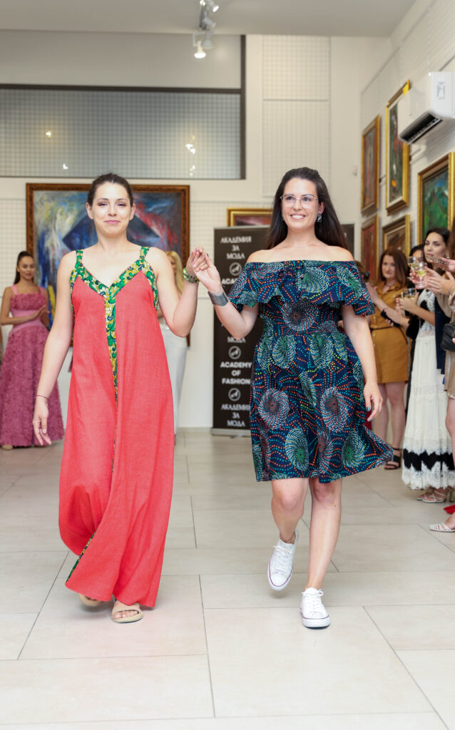 Илиана Константинова заедно с модела Йоана Христова в неин тоалет.
Фото: Академия за мода / Петър Станев