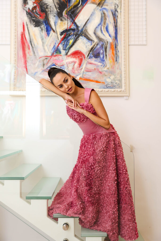 Виктория Лазарова в тоалет на Ивет Бианки.
Фото: Академия за мода / Петър Станев