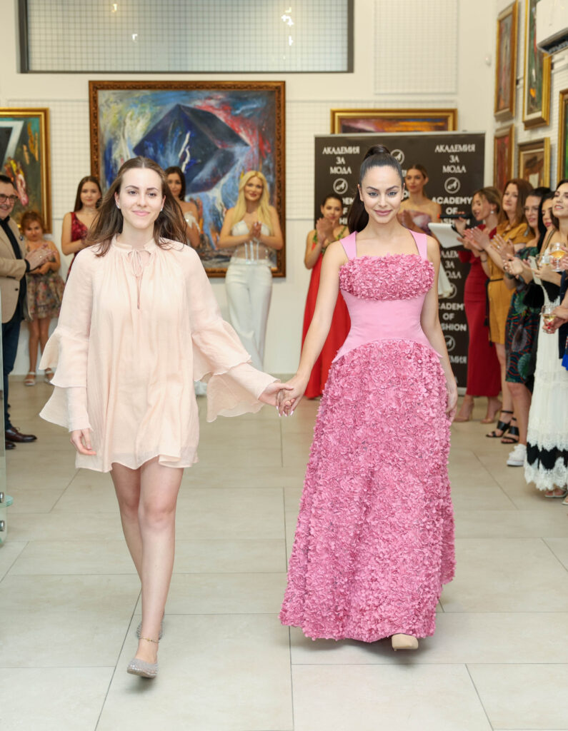 Ивет Бианки заедно с модела Виктория Лазарова в неин тоалет.
Фото: Академия за мода / Петър Станев