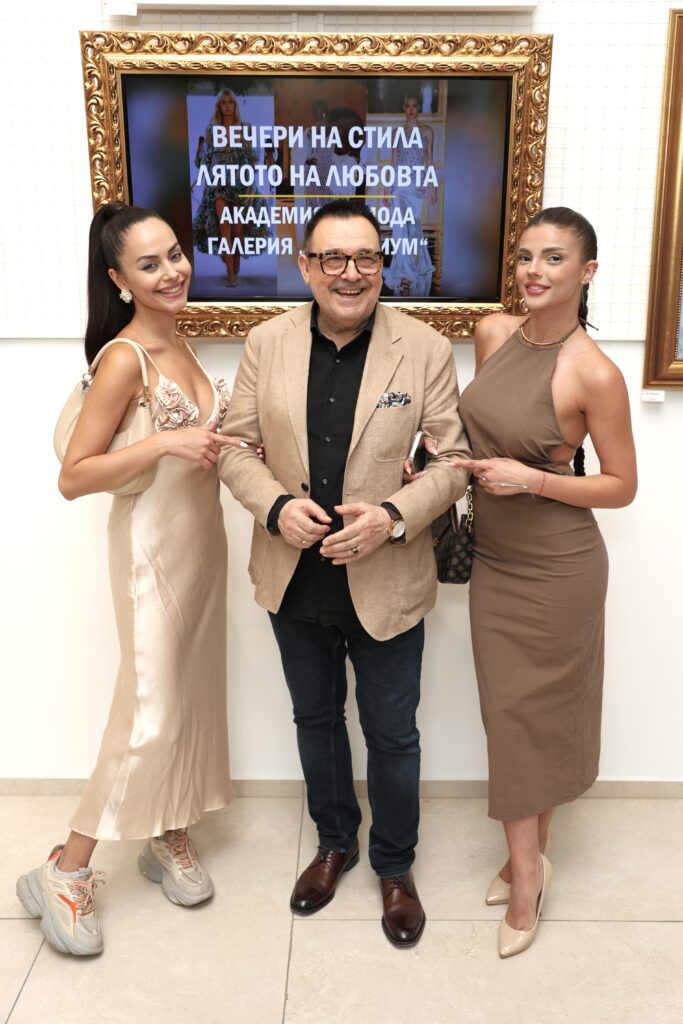 Проф. Любомир Стойков заедно с Виктория Лазарова и Васи Якова.
Фото: Академия за мода / Петър Станев