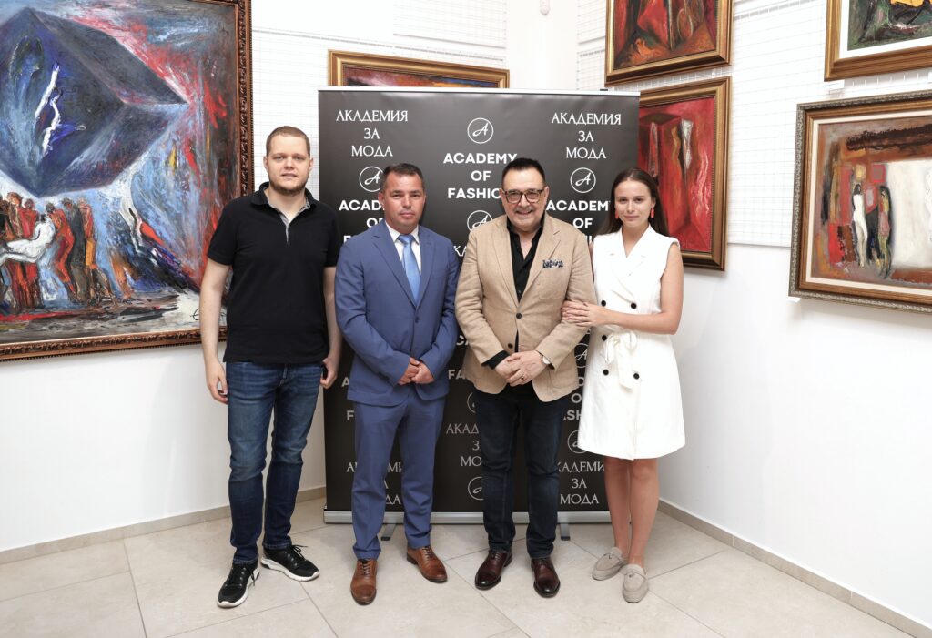 Проф. Любомир Стойков заедно с Калин Стойков, Антон Златанов и Хелена Тодорова.
Фото: Академия за мода / Петър Станев