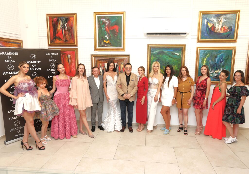 Проф. Любомир Стойков, Христо Дурчев, Марина Кискинова заедно с моделите и дизайнерите, участвали във Вечерта на стила на тема „Лятото на любовта“.
Фото: Академия за мода / Петър Станев