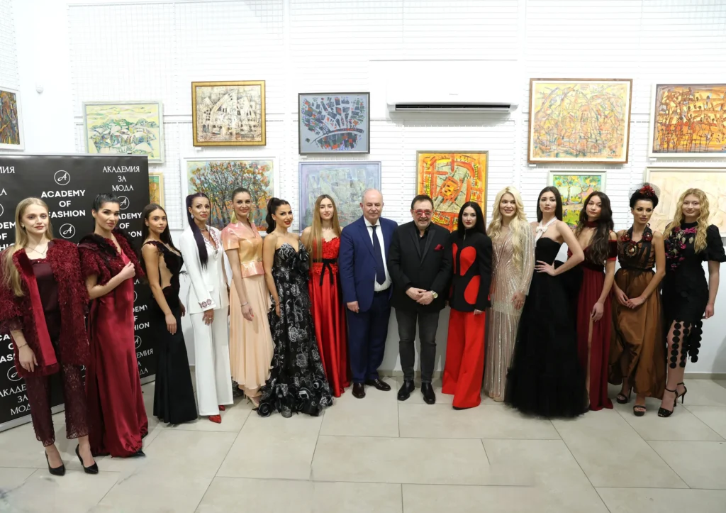 Проф. Любомир Стойков и Н.Пр. Марчело Апичела заедно с моделите, участвали във Вечерта на стила в памет на Валентино.
Фото: Академия за мода / Петър Станев