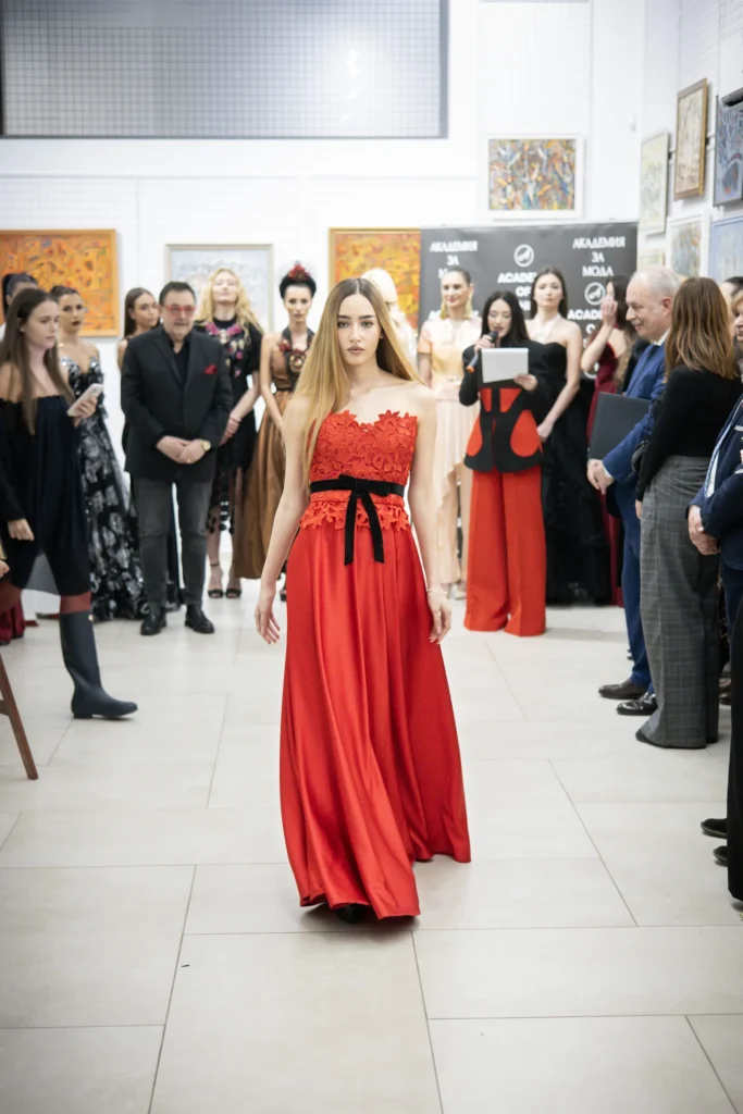 Илияна Борисова в тоалет на Ивет Бианки.
Фото: Академия за мода / Петър Станев