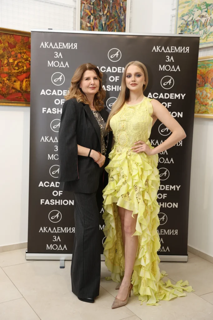 Нели Радева и Кристияна Йорданова, облечена в неин тоалет.
Фото: Академия за мода / Петър Станев