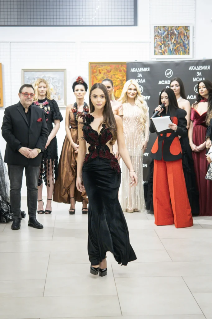 Нена Върбанова в тоалет на Велизара Георгиева.
Фото: Академия за мода / Петър Станев