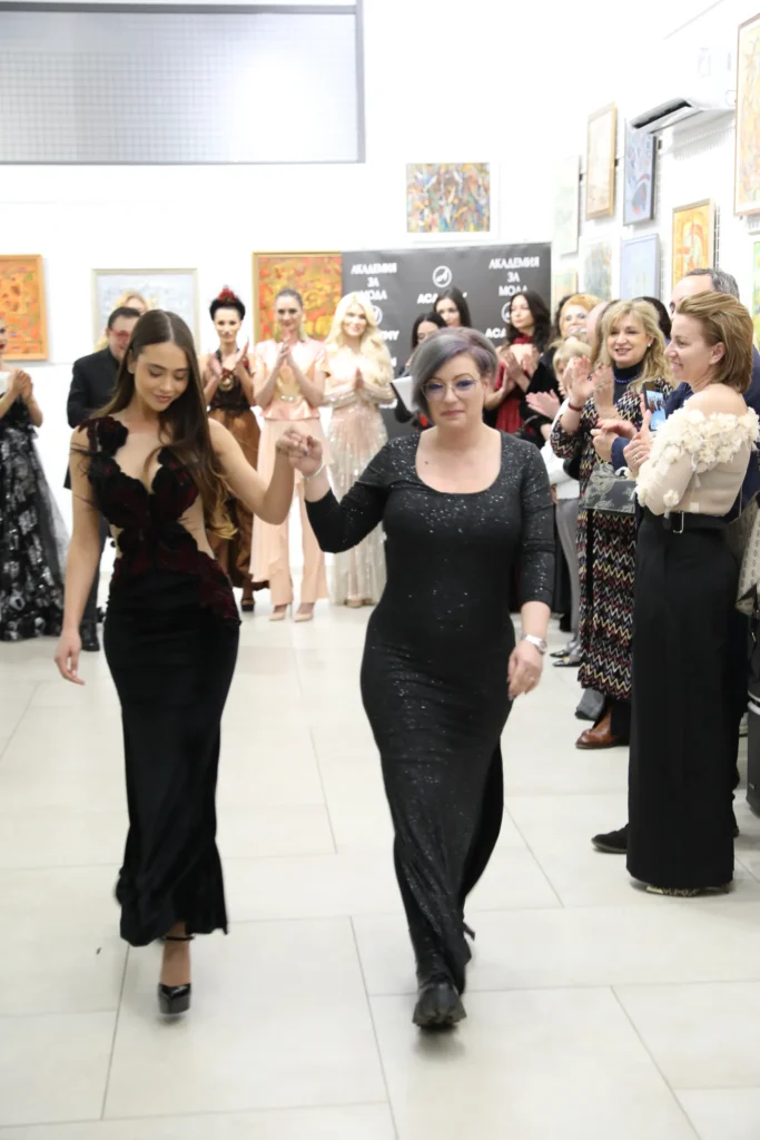 Велизара Георгиева заедно с Нена Върбанова в неин тоалет.
Фото: Академия за мода / Петър Станев