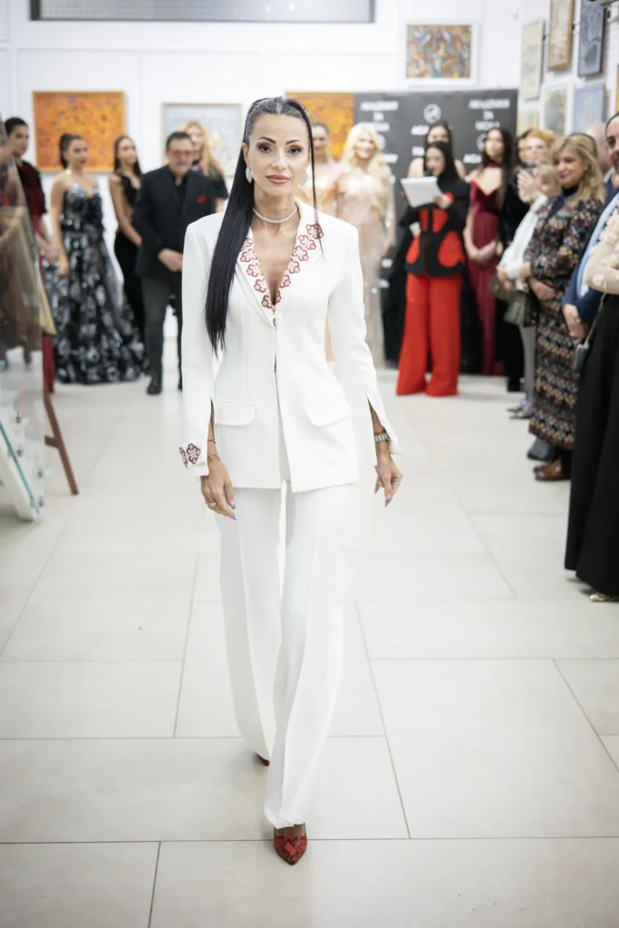 Ралица Костадинова в тоалет на Ваня Паризова.
Фото: Академия за мода / Петър Станев