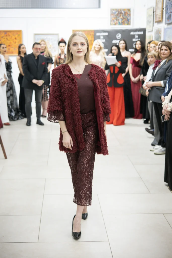 Кристияна Йорданова в тоалет на Нели Радева.
Фото: Академия за мода / Петър Станев