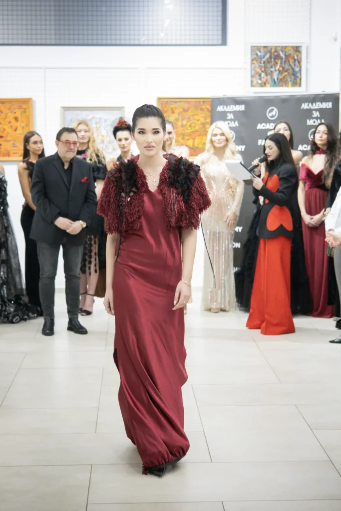 Александра Кръстева в тоалет на Нели Радева.
Фото: Академия за мода / Петър Станев