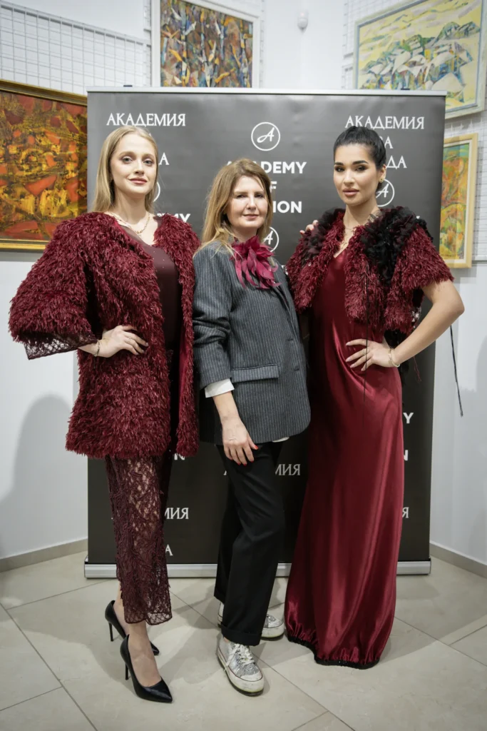 Нели Радева заедно с Кристияна Йорданова и Александра Кръстева в нейни тоалети.
Фото: Академия за мода / Петър Станев