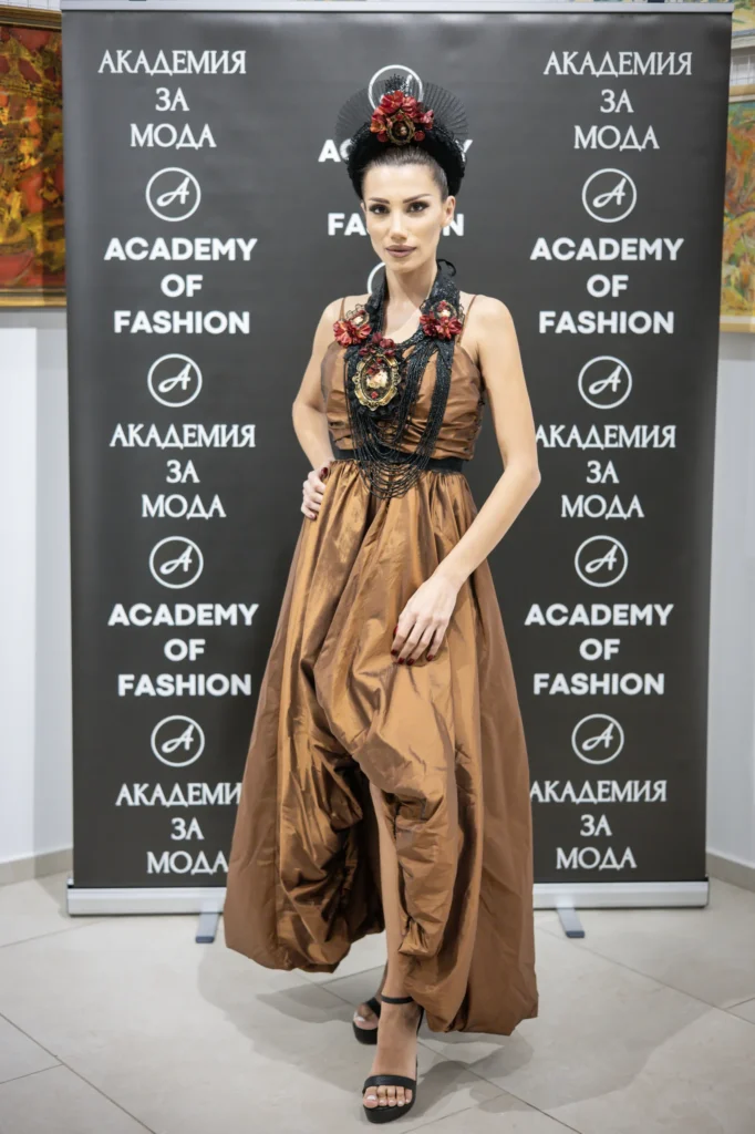 Марина Цветанова в тоалети и бижута от Гери Камеран.
Фото: Академия за мода / Петър Станев