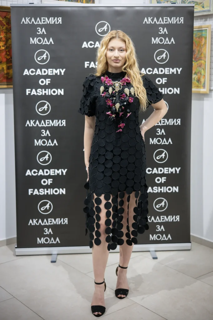 Виктория Югова в тоалети и бижута от Гери Камеран.
Фото: Академия за мода / Петър Станев