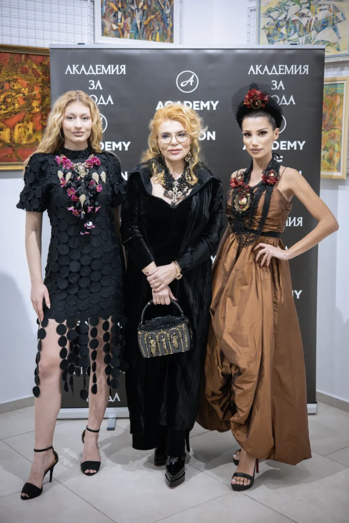 Гери Камеран заедно с Виктория Югова и Марина Цветанова в нейни тоалети и бижута.
Фото: Академия за мода / Петър Станев