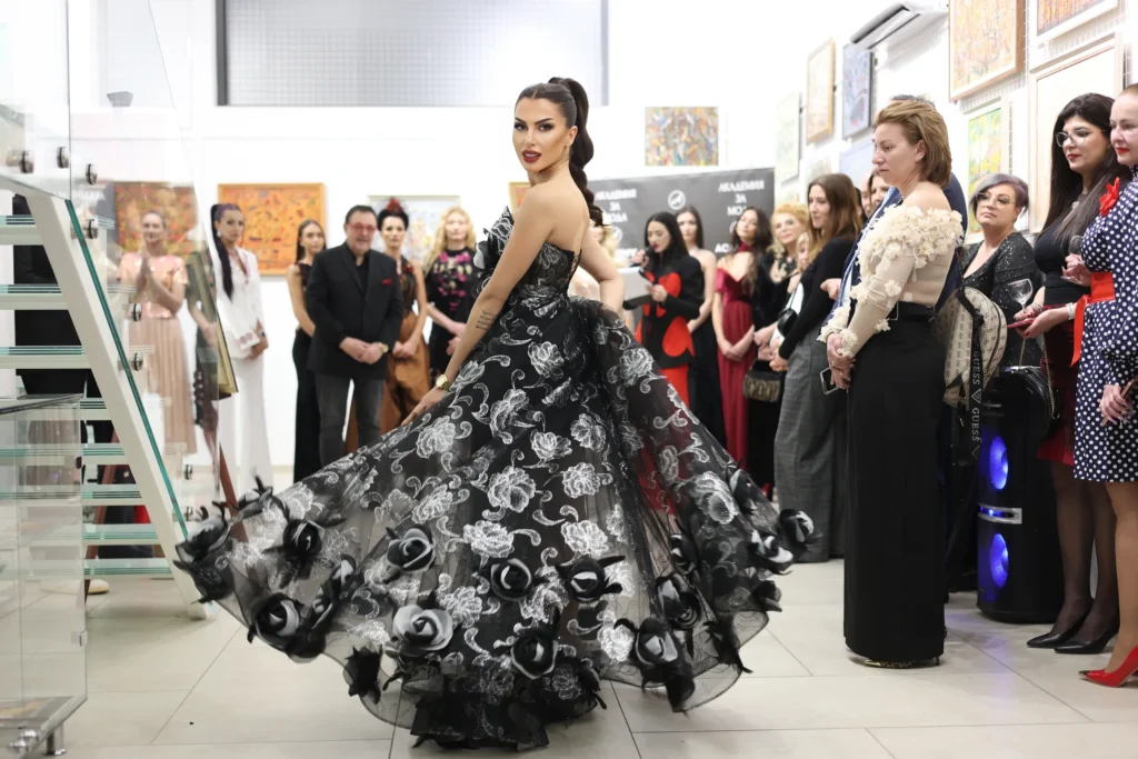 Манита Вартан в тоалет на Румяна Иванова.
Фото: Академия за мода / Петър Станев