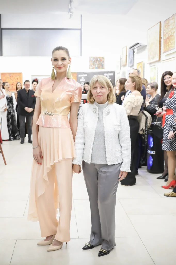 Нели Колева заедно с Камелия Димитрова в неин тоалет.
Фото: Академия за мода / Петър Станев