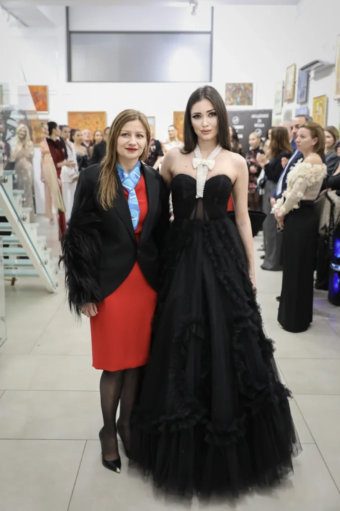 Анелия Петкова и Гергана Желева в тоалет на Bridal Fashion.
Фото: Академия за мода / Петър Станев