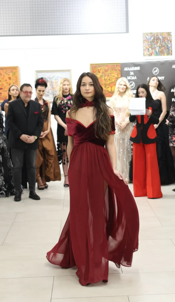 Евелина Рискова в тоалет на Николета Фархат.
Фото: Академия за мода / Петър Станев