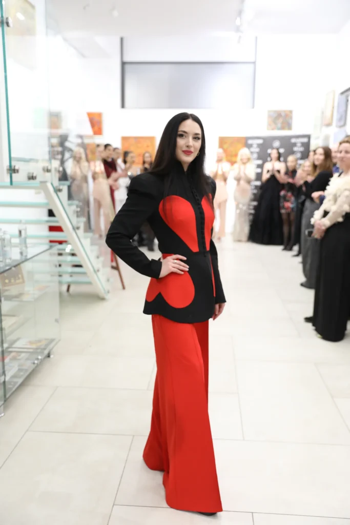 Водещата Лидия Ангелова в тоалет на Николета Фархат.
Фото: Академия за мода / Петър Станев