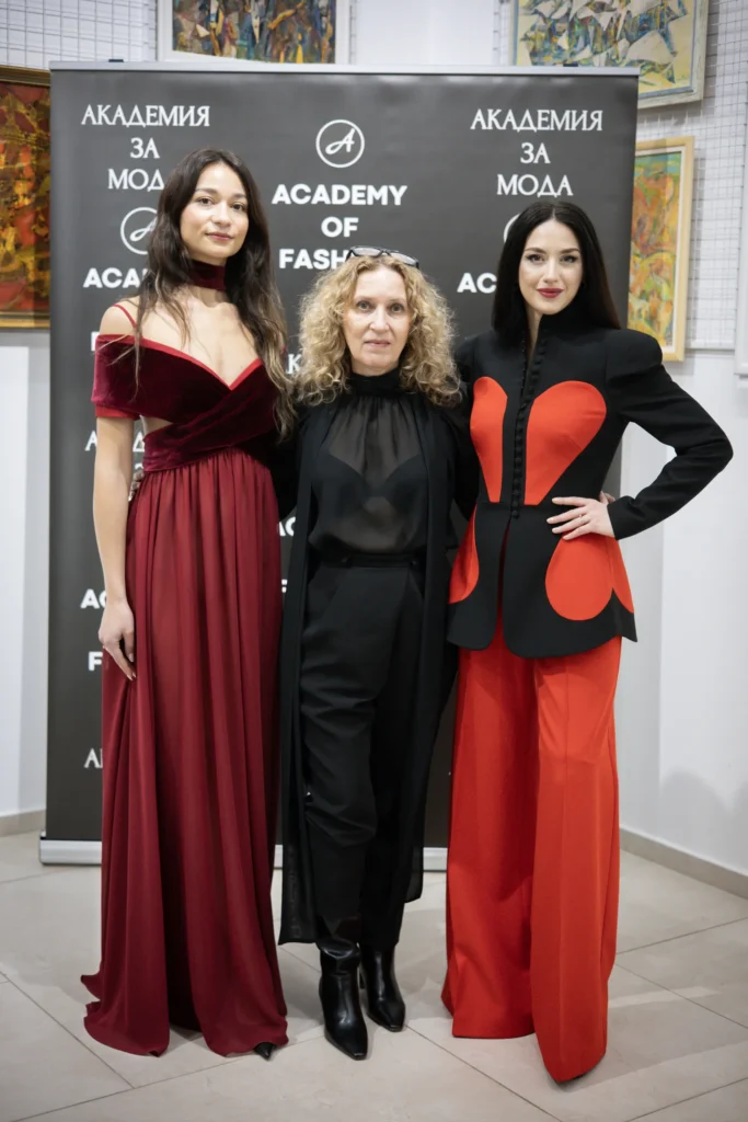 Николета Фархат заедно с Евелина Рискова и водещата Лидия Ангелова в нейни тоалети.
Фото: Академия за мода / Петър Станев