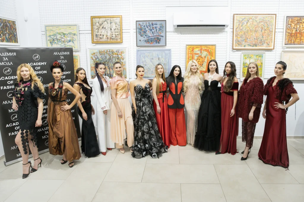 Моделите, участвали във Вечерта на стила в памет на Валентино.
Фото: Академия за мода / Петър Станев