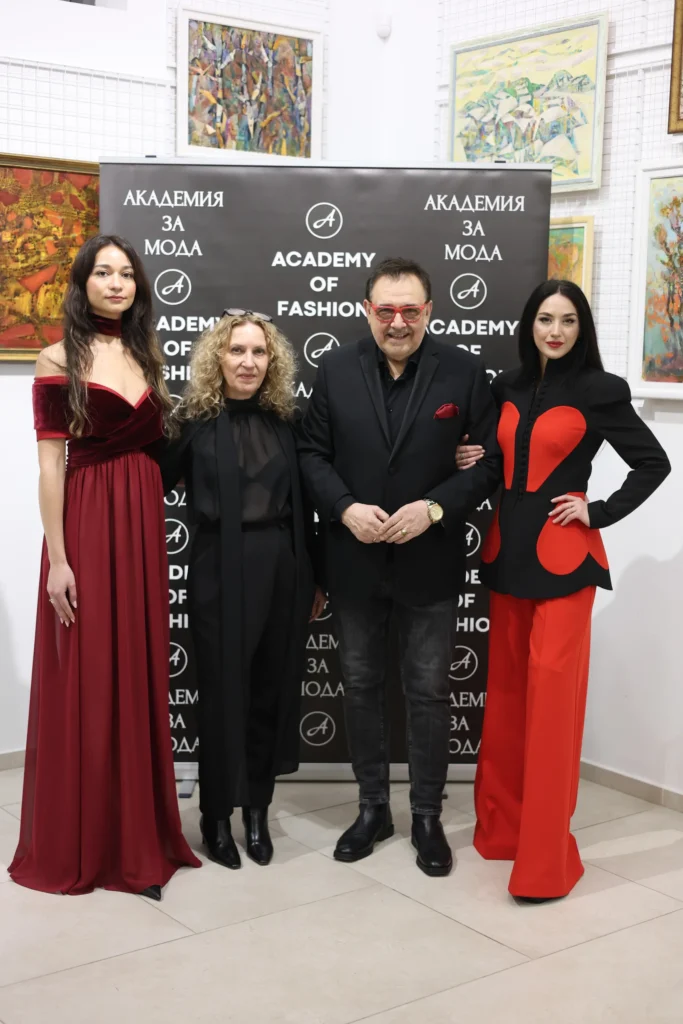 Проф. Любомир Стойков заедно с Николета Фархат, Евелина Рискова и водещата Лидия Ангелова, облечени в нейни тоалети.
Фото: Академия за мода / Петър Станев