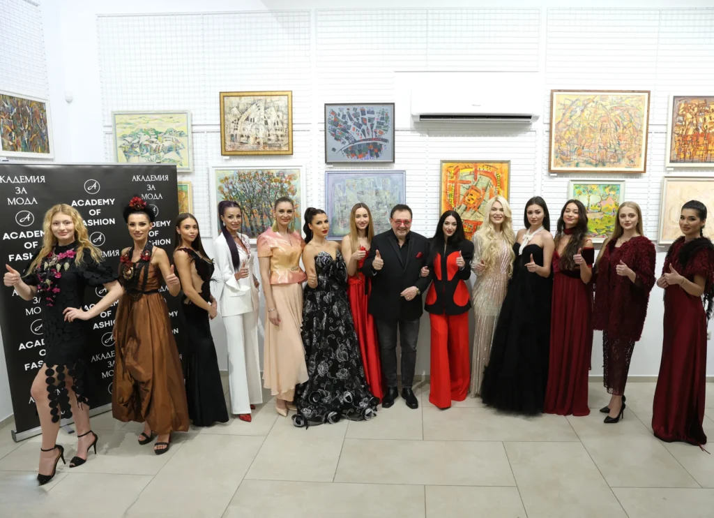 Проф. Любомир Стойков заедно с моделите, участвали във Вечерта на стила в памет на Валентино.
Фото: Академия за мода / Петър Станев