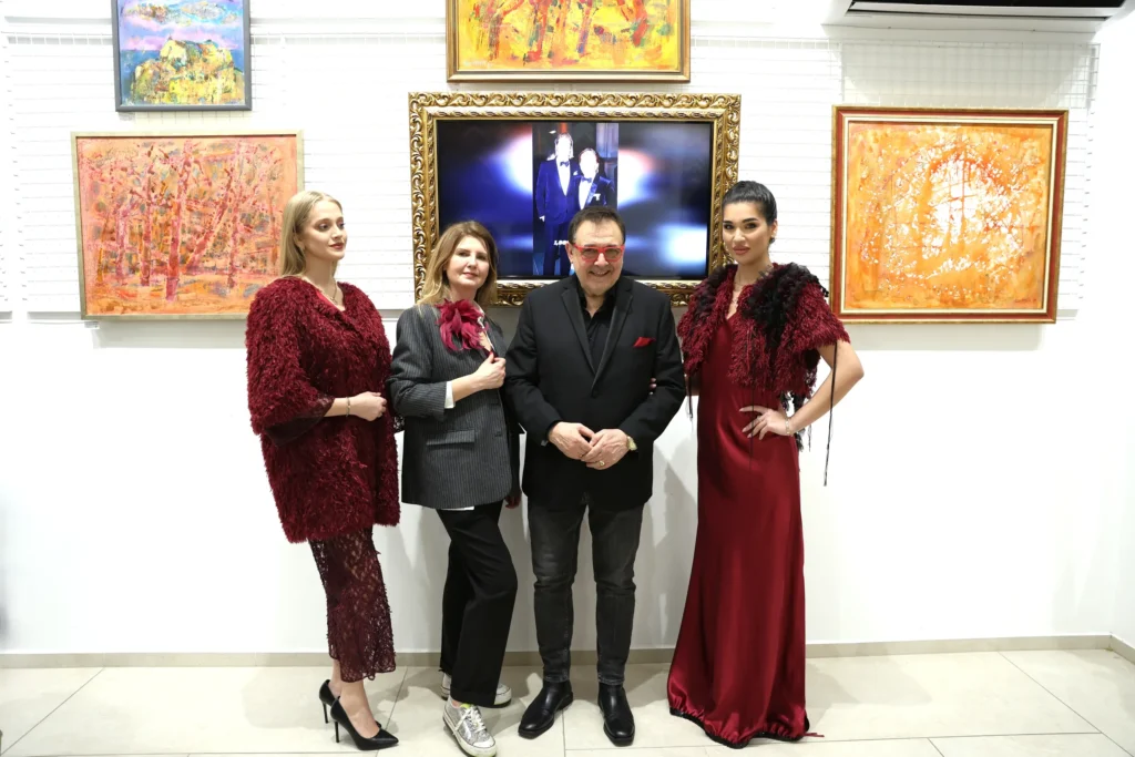 Проф. Любомир Стойков заедно с Нели Радева, Кристияна Йорданова и Александра Кръстева, облечени в нейни тоалети.
Фото: Академия за мода / Петър Станев