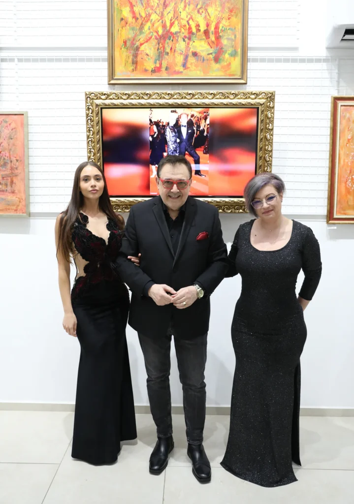 Проф. Любомир Стойков заедно с Велизара Георгиева и Нена Върбанова в неин тоалет.
Фото: Академия за мода / Петър Станев