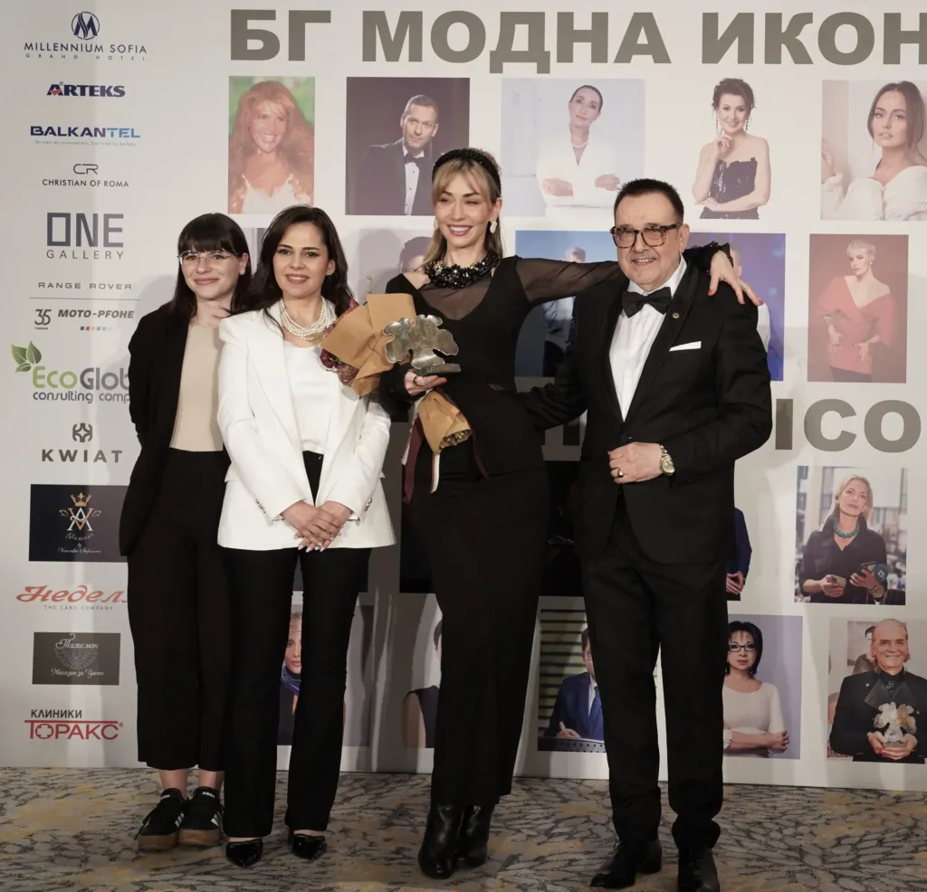 Антоанета Добрева – Нети – носител на приза „БГ модна икона 2026“ в категория „Кино и театър“, заедно с Диана Петканова, Розалина Айръкова и проф. Любомир Стойков.
Фото: Академия за мода / Антон Марков
