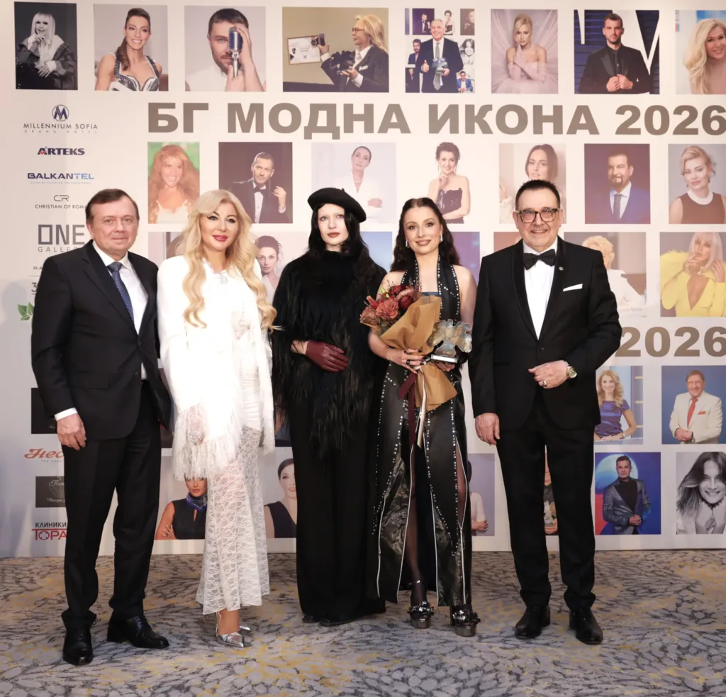 Михаела Маринова – носител на приза „БГ модна икона 2026“ в категория „Музика“, заедно с Христо Дурчев, Силвия Джагарова, стилистът ѝ и проф. Любомир Стойков.
Фото: Академия за мода / Петър Станев