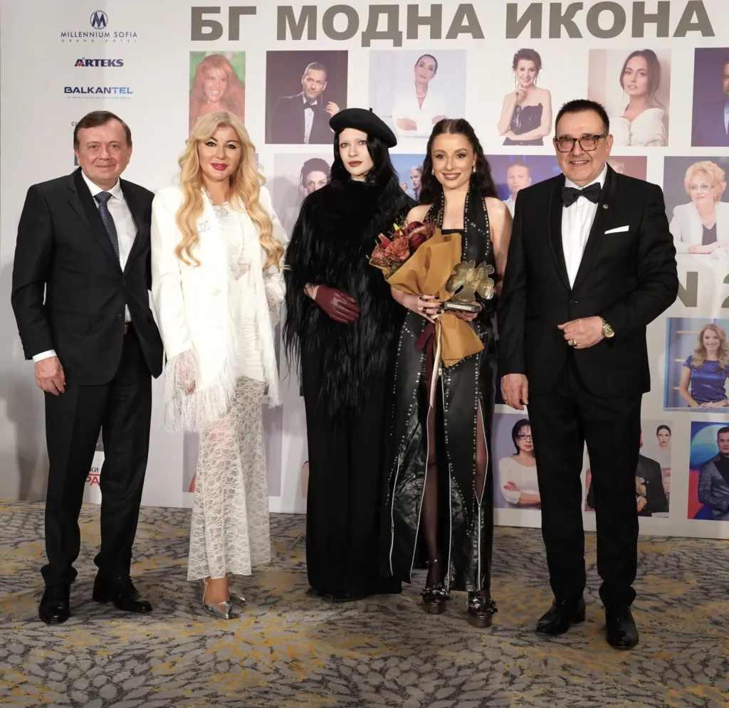Михаела Маринова – носител на приза „БГ модна икона 2026“ в категория „Музика“, заедно с Христо Дурчев, Силвия Джагарова, стилистът ѝ и проф. Любомир Стойков.
Фото: Академия за мода / Антон Марков