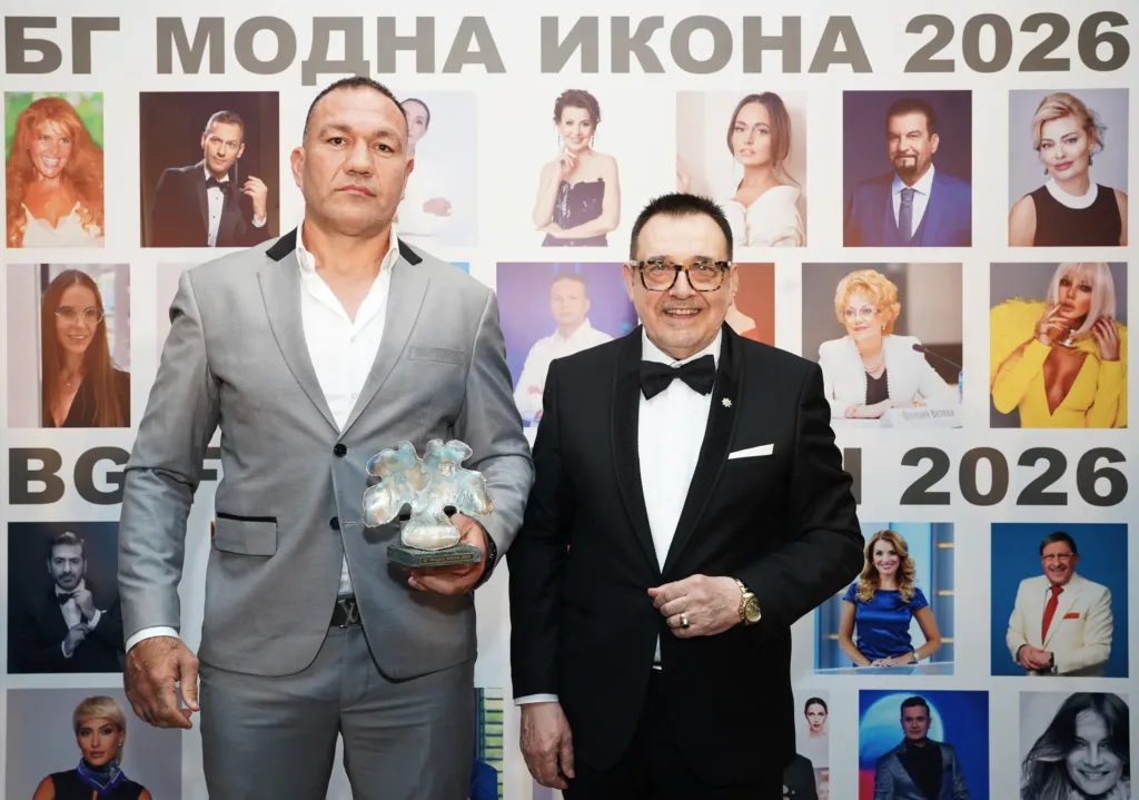 Проф. Любомир Стойков и Кубрат Пулев – носител на приза „БГ модна икона 2026“ в категория „Спорт“.
Фото: Академия за мода / Антон Марков