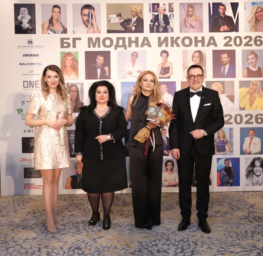 Аделина Радева – носител на приза „БГ модна икона 2026“ в категория „Медии и журналистика“ заедно с Христина Христова, Биляна Тончева и проф. Любомир Стойков.
Фото: Академия за мода / Петър Станев